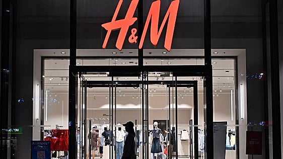 La Audiencia Nacional ordena a H&M que cese el registro de los bolsos de los empleados y el registro de taquillas