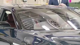 Trump visita una planta de General Motors en Michigan y defiende su política económica