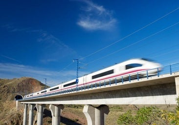 Competencia pide a Adif que rebaje la tasa por usar las vías a Renfe, Ouigo e Iryo mientras haya limitaciones de velocidad
