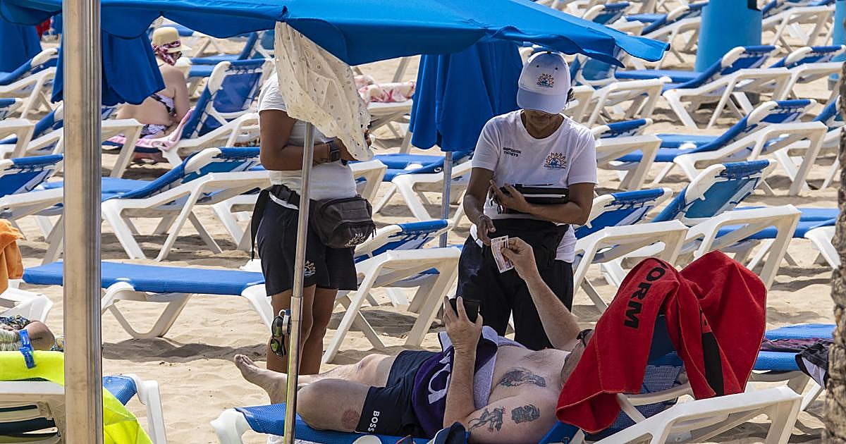 Cuánto dinero cobra un socorrista, un camarero o un trabajador de hotel: los sueldos de los trabajos de verano en España
