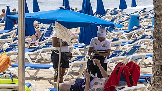 Cuánto dinero cobra un socorrista, un camarero o un trabajador de hotel: los sueldos de los trabajos de verano en España