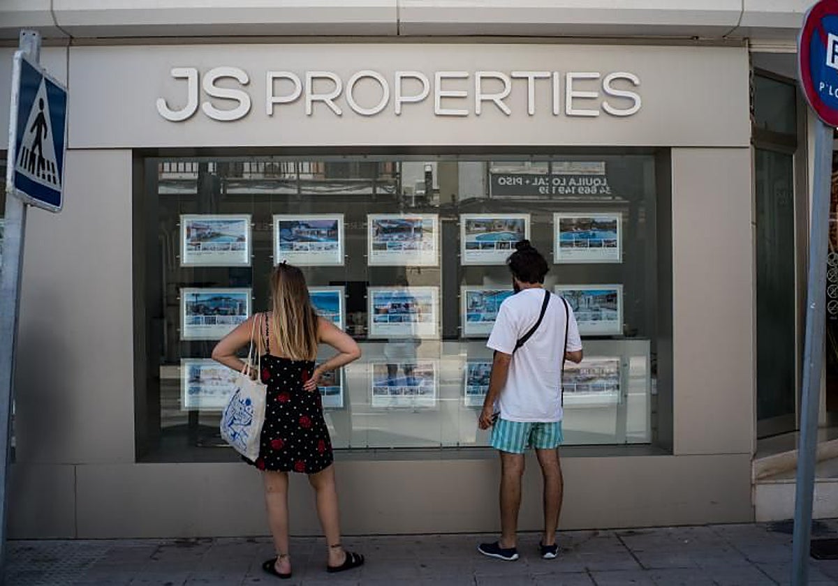 Escaparate de una agencia inmobiliaria