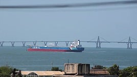 Buque petrolero a la espera en el Lago de Maracaibo, tras acuerdo entre EE.UU. y Venezuela