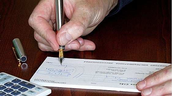 La muerte lenta de los cheques en España: de 143 millones en 1997 a los 12 millones actuales