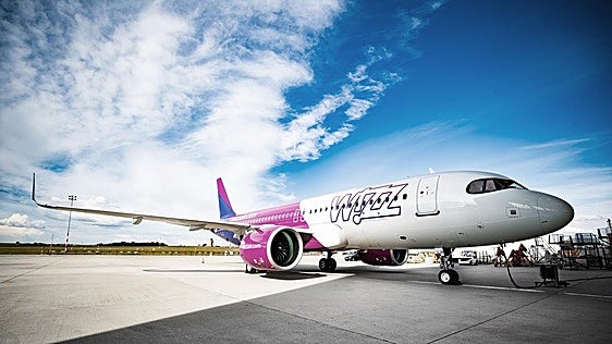 Wizz Air amenaza la hegemonía de Ryanair como rey del 'low cost' y le hará competencia en 87 rutas en España