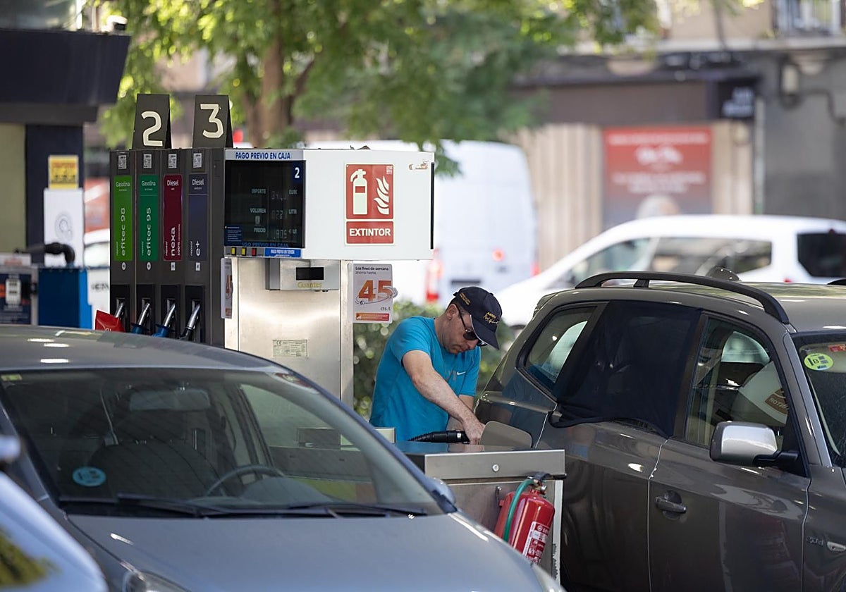 Diésel y gasolina igualan su precio con los nuevos descuentos sin saber qué ocurrirá cuando decaigan