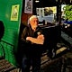 Imagen principal - «Mi idea fue moverme, llevar el negocio y viajar». Emprender cerca de los 60 años no es una decisión habitual. Supone volver a empezar, asumir riesgos y dedicar numerosas horas a consolidar un proyecto propio. Alexander Irwin, un británico afincado en Asturias, decidió dar ese paso con 59 años y abrir una nueva etapa profesional al frente de Horno sobre Ruedas, su 'food truck' especializado en pizzas. Originario del sur de Londres, se trasladó a Asturias porque su mujer es española y allí desarrolló su trayectoria profesional en los sectores de la hostelería y la panificación, en el oriente de la región, cerca de la frontera con Cantabria. Alexander comenzó su actividad el pasado mes de abril. Lo hizo porque buscaba una alternativa que requiriera una inversión menor que la apertura de un establecimiento convencional y que, al mismo tiempo, le permitiera llevar una vida más autónoma aprovechando su experiencia profesional previa: «Esa fue mi idea desde el principio: moverme un poco, llevar el negocio y viajar», comenta Alexander. Su actividad se desarrolla principalmente entre Asturias y Cantabria. Buena parte de su día a día transcurre en la carretera, desplazándose para participar en fiestas de pueblos, ferias y algunos eventos privados.