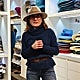 Imagen principal - «Si no te mueves, no eres una persona, sino un mueble que ve pasar la vida». Con esta frase, María Romero, fundadora de Sombreros Sinclair, sintetiza lo que le llevó a crear este negocio cuando tenía 57 años. Lo hizo después de trabajar un tiempo en una sombrerería pero como empleada. Aquella circunstancia derivó en su propia empresa de la que se siente muy orgullosa porque ha conseguido «encontrar y dar al cliente lo que busca, a cada uno». Los inicios no fueron fáciles, pero considera que 2025 era el momento de «volver a levantarse». A principios de 2025 miró un local y a partir de ahí comenzó, no sin esfuerzo y con ayuda financiera. Fue algo impresionante, pedí un préstamo, empecé a funcionar y aún estoy aquí», explica. Porque emprender desde nada es bastante complicado. Pero aquí estoy, de pie y esperando. Esta emprendedora se considera como los grandes empresarios, «que caen y se levantan varias veces a lo largo de su vida». Y rechaza cualquier insinuación vinculada a la parálisis laboral y vital por su edad. «Es absurdo quedarse parado siempre», apunta al referirse a la posibilidad de cobrar alguna prestación hasta su retiro. «En la vida hay que retomarla muchas veces, yo lo he hecho siempre», explica de forma diáfana. «La vida son pasos y nunca puedes decir me he de quedar aquí, porque eso es aburrido, tienes que movilizarte, viendo y moviéndote porque si no no eres una persona sino un mueble que está ahí sentado toda la vida», asegura.