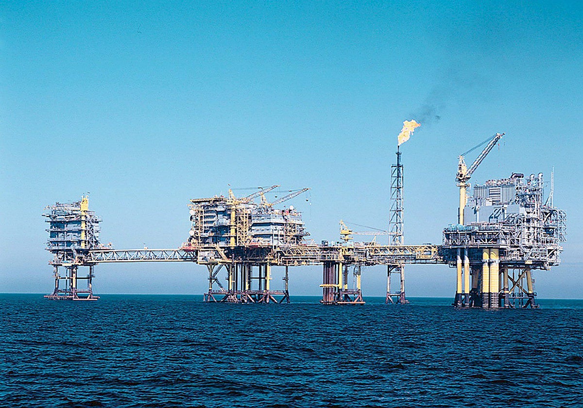 España importa menos petróleo este verano en plena escalada de precios