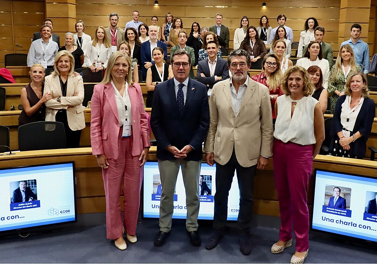 Carmen Alsina, directora de comunicación de CEOE, Antonio Garmendi, presidente de CEOE, Julián Quirós, director de ABC y Yolanda Gómez, subdirectora de ABC, ayer en la sede de la patronal