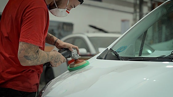 El laberinto de llevar el coche al taller: costes disparados y sin citas a la vista