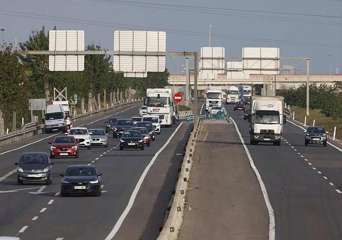 Una hora al volante cada día dispara el gasto en combustible con los precios en récord