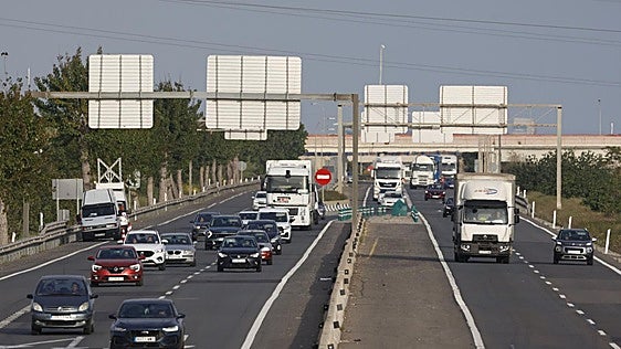 Una hora al volante cada día dispara el gasto en combustible con los precios en récord