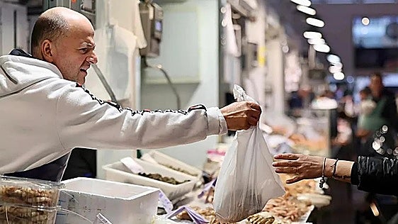 Los huevos y el pescado, los básicos que disparan el precio de la cesta de la compra por encima de la inflación