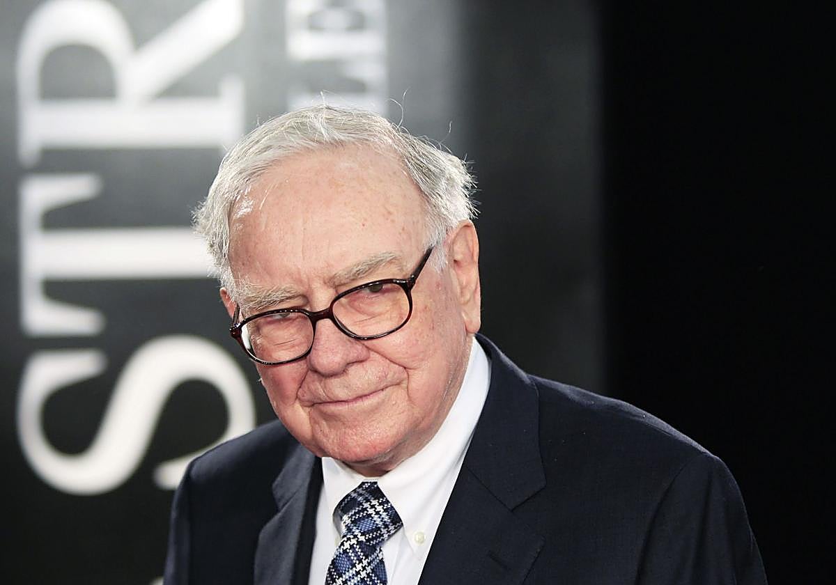 Warren Buffett cumple su última profecía: deja la presidencia de su imperio y le sucede su hijo