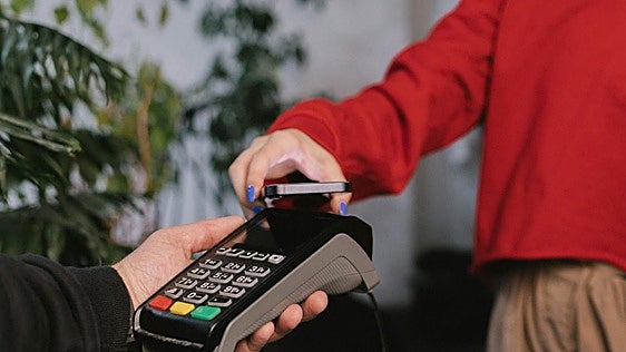 Bizum ya permite pagar en tienda a 20 millones de ciudadanos, pero aún dependen del permiso de sus bancos