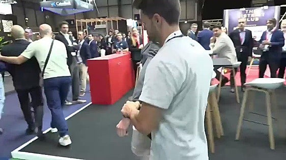 Activistas lanzan bombas fétidas contra Ayuso en la feria inmobiliaria The District