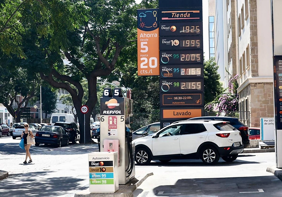 El Gobierno recupera las ayudas de 20 céntimos al combustible y se olvida de la factura de la luz