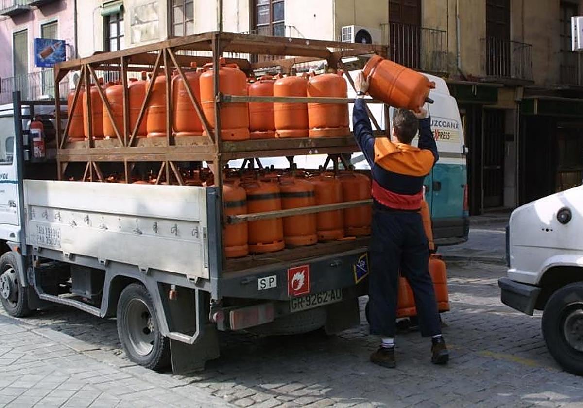 Descarga de bombonas de butano.