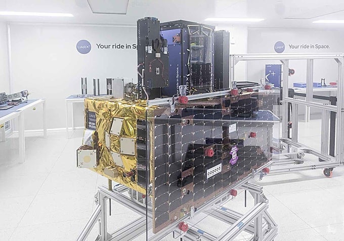 El vehículo de transferencia orbital Ossie, de la startup UARX Space, actúa como un remolcador espacial