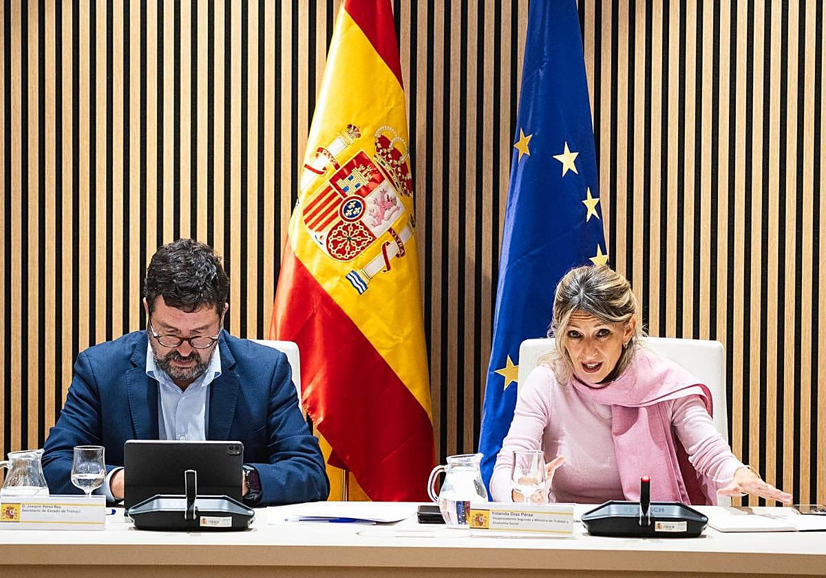 Yolanda Díaz dirige la subida del SMI: pide a los expertos que valoren el IPC y los márgenes de las empresas