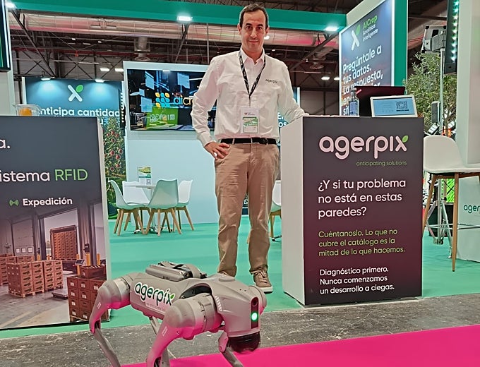 David Francés, fundador de Agerpix Technologies, junto al robot cuadrúpedo