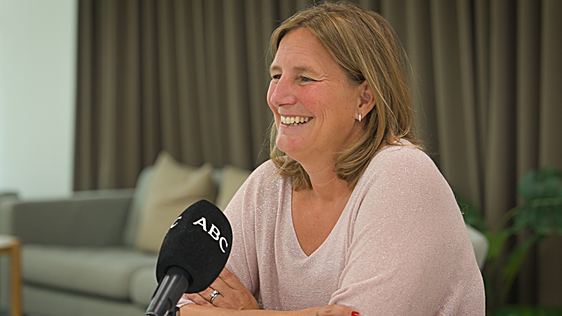 «No podemos hacer con el dinero lo mismo que nuestros padres, a ellos les bastaba con la vivienda»