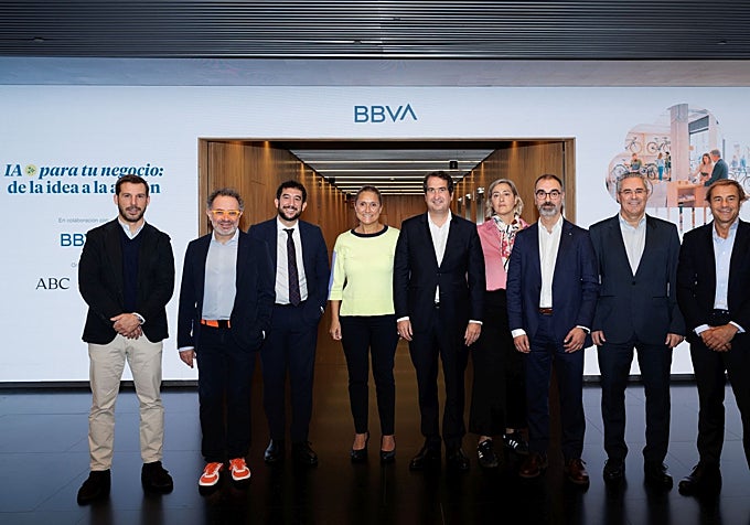 Los participantes en el encuentro, con representantes de Vocento-ABC