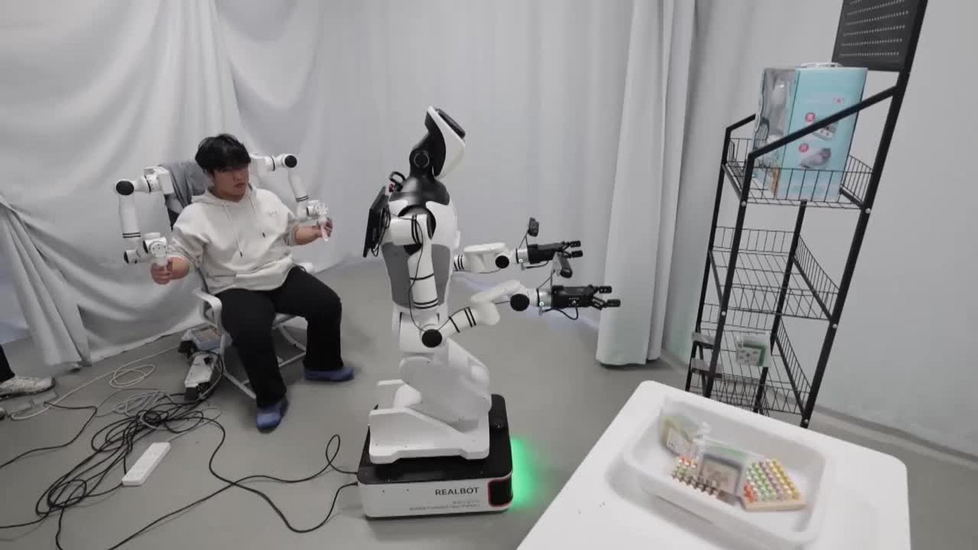 Una empresa china muestra a la prensa sus avances en robótica humanoide