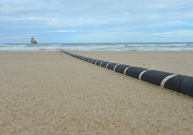 Cable submarino de Telxius sobre la playa