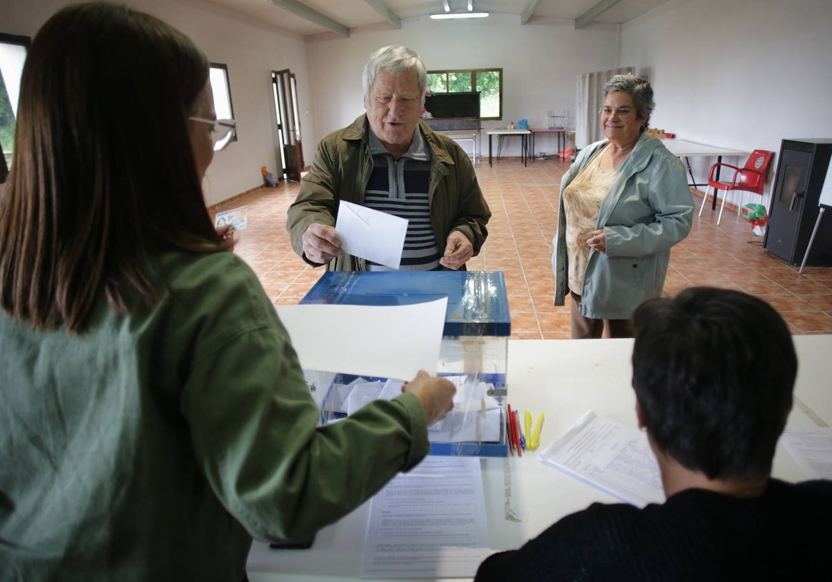 Dos personas votando en Portomarín (Lugo) este 28M