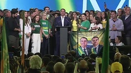 Flávio Bolsonaro oficializa su candidatura con críticas a Lula y apoyo de Milei