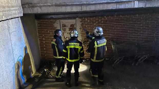 Incendio en uno de los edificios okupas de Parla: arde un garaje con montones de basura acumulados