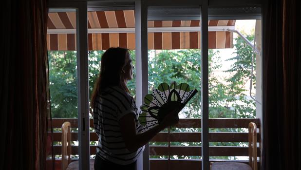 Rostros de la pobreza energética: «Lavo la ropa a mano para ahorrar en luz»