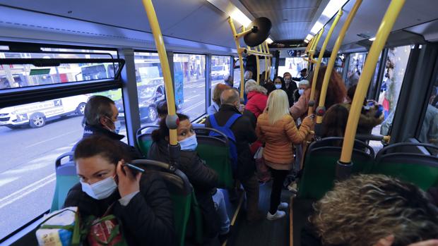 El Ayuntamiento sopesa si se acoge a la bajada del precio de los bonobuses