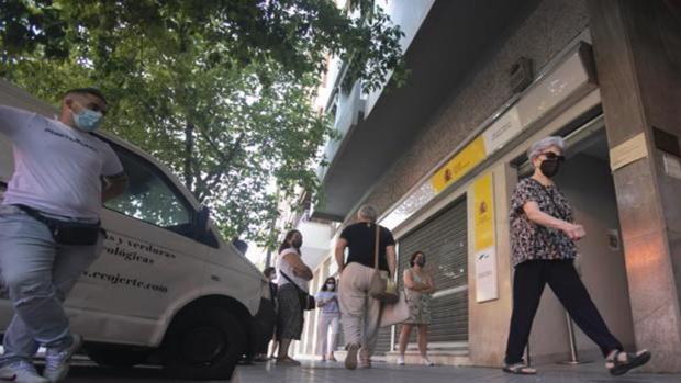 Servicios y agricultura tiran de la subida del paro en junio, con 960 desempleados más