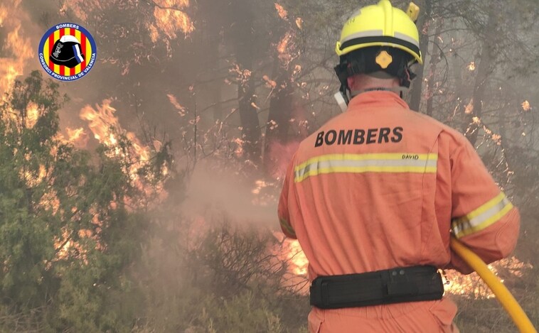 El primer gran incendio del verano en Valencia arrasa 800 hectáreas y presenta «perspectivas bastante negativas»