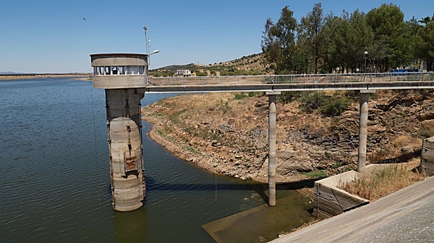 Torre de nivel del pantano de Sierra Boyera