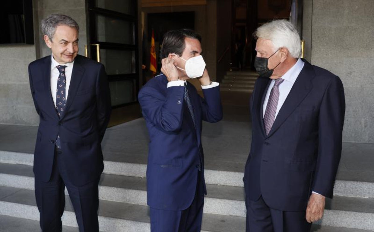 Foto de archivo de los expresidentes del Gobierno, José María Aznar (c), José Luis Rodríguez Zapatero (i) y Felipe González (d) este lunes en Madrid a su llegada al acto de conmemoración por el 40 aniversario del ingreso de España en la OTAN