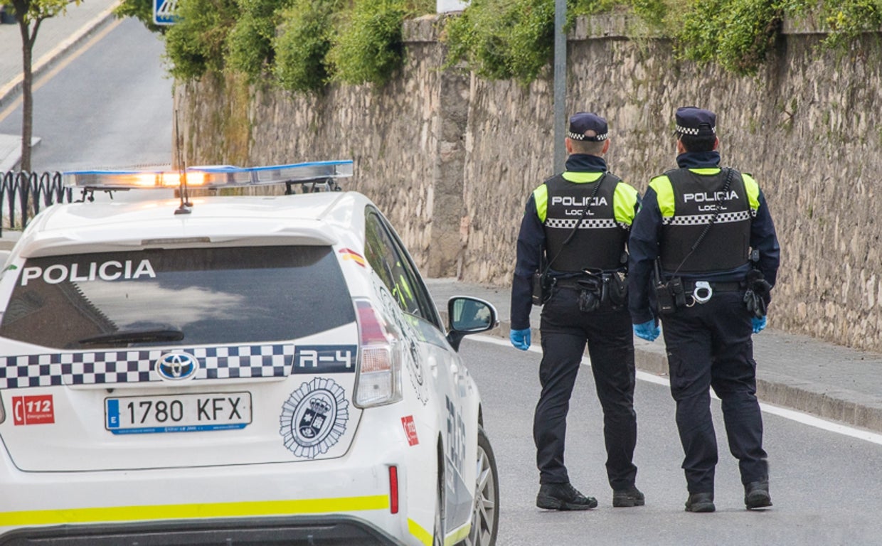 Una patrulla de agentes de Policía Local en un control de seguridad en Lucena