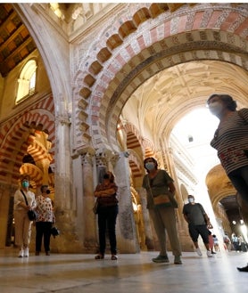 Imagen secundaria 2 - La Mezquita-Catedral de Córdoba incluye estilos arquitectónicos y decorativos de varias culturas como la romana, bizantina, musulmana y cristiana. Un auténtico deleite visual para los turistas. 