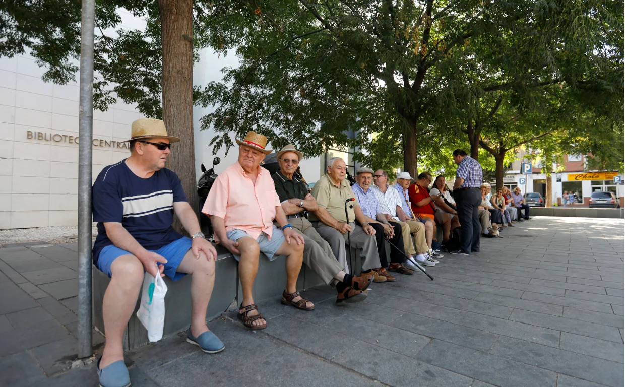 Pensionistas posan junto a la biblioteca de Lepanto de Córdoba