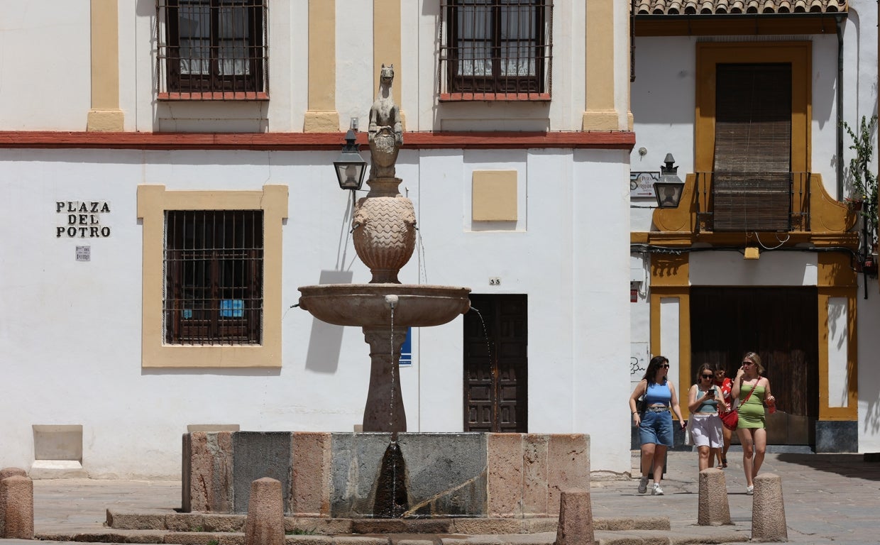 La fuente de la plaza del Potro, este martes, con turistas