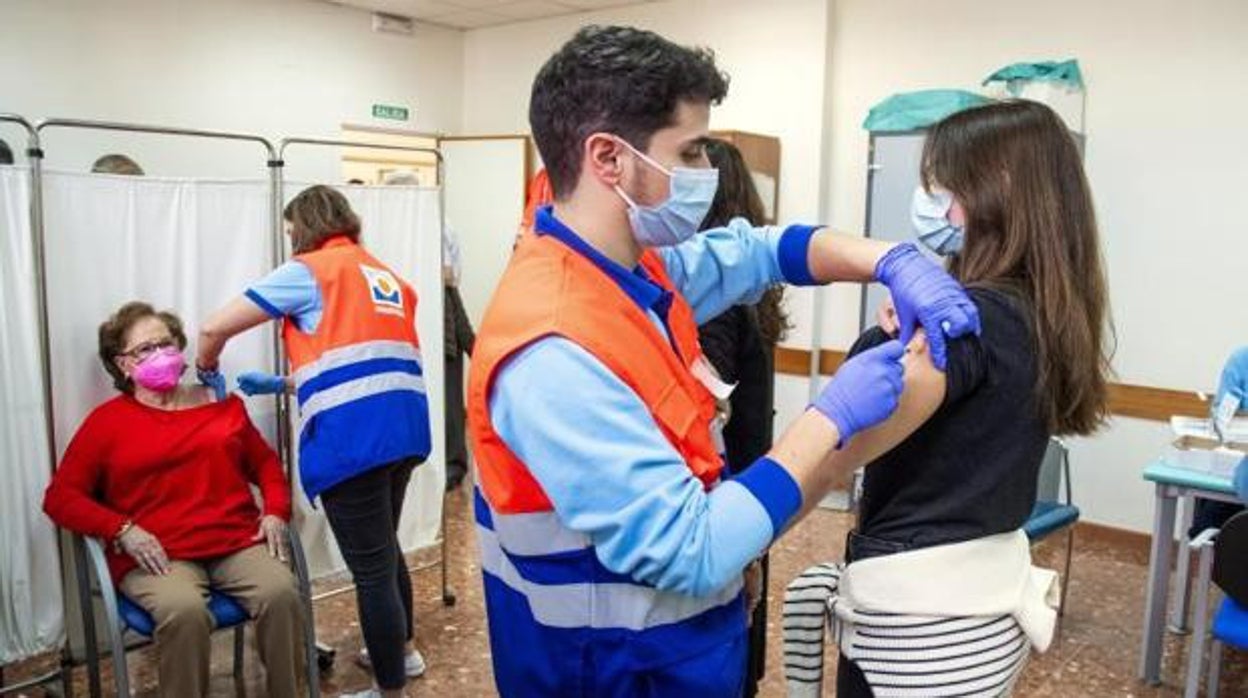 Andalucía suma cien hospitalizados por Covid en solo cuatro días y ya supera los 700