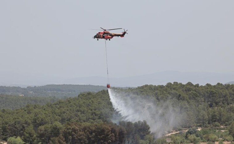 Las llamas del incendio de Venta del Moro devoran 1.300 hectáreas de bosque