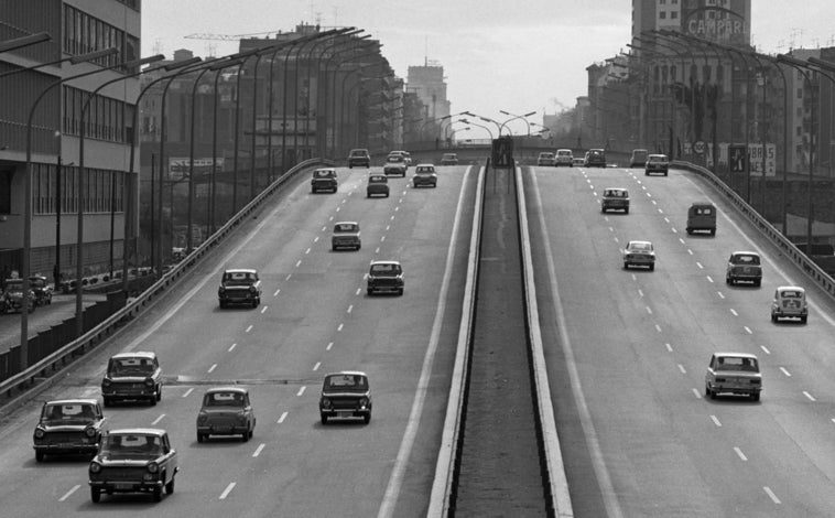 Imagen principal - Francesc Català-Roca dejó su huella ya fuese retratando los coches que circulaban por la Gran Vía de Barcelona, disparando justo a tiempo en las fiestas de Montgat o viajando por La Guardia (Toledo) en busca de inspiración. 