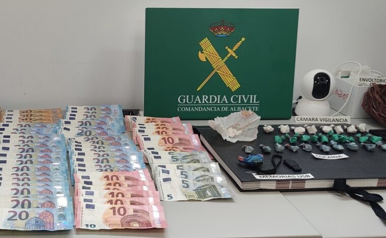 Detenidas dos personas y desmantelados dos puntos de venta de distribución de cocaína en Villamalea