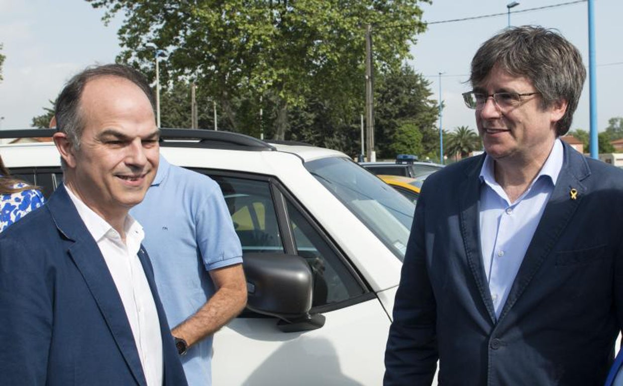 El expresidente de la Generalitat, Carles Puigdemont (2d),y el exconseller de la Presidencia y ex portavoz de la Generalitat, Jordi Turull
