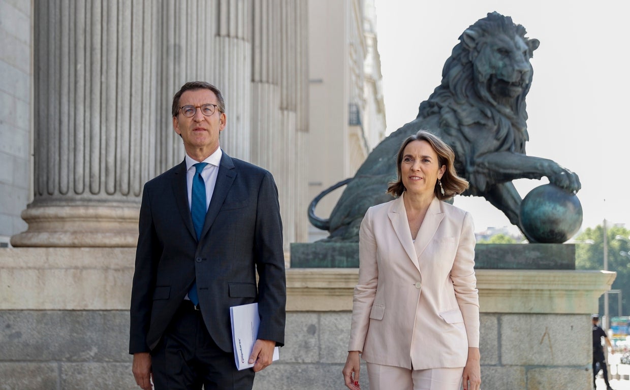 Alberto Núñez Feijóo y Cuca Gamarra, en el Congreso.