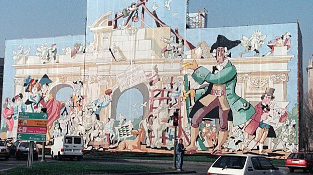 La lona diseñada por Mingote que cubrió el monumento en 1992